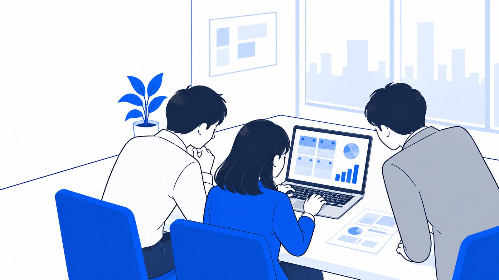 会議室で3人の社員が一台のノートPCを囲み、共有したプロジェクトの内容を確認している場面
