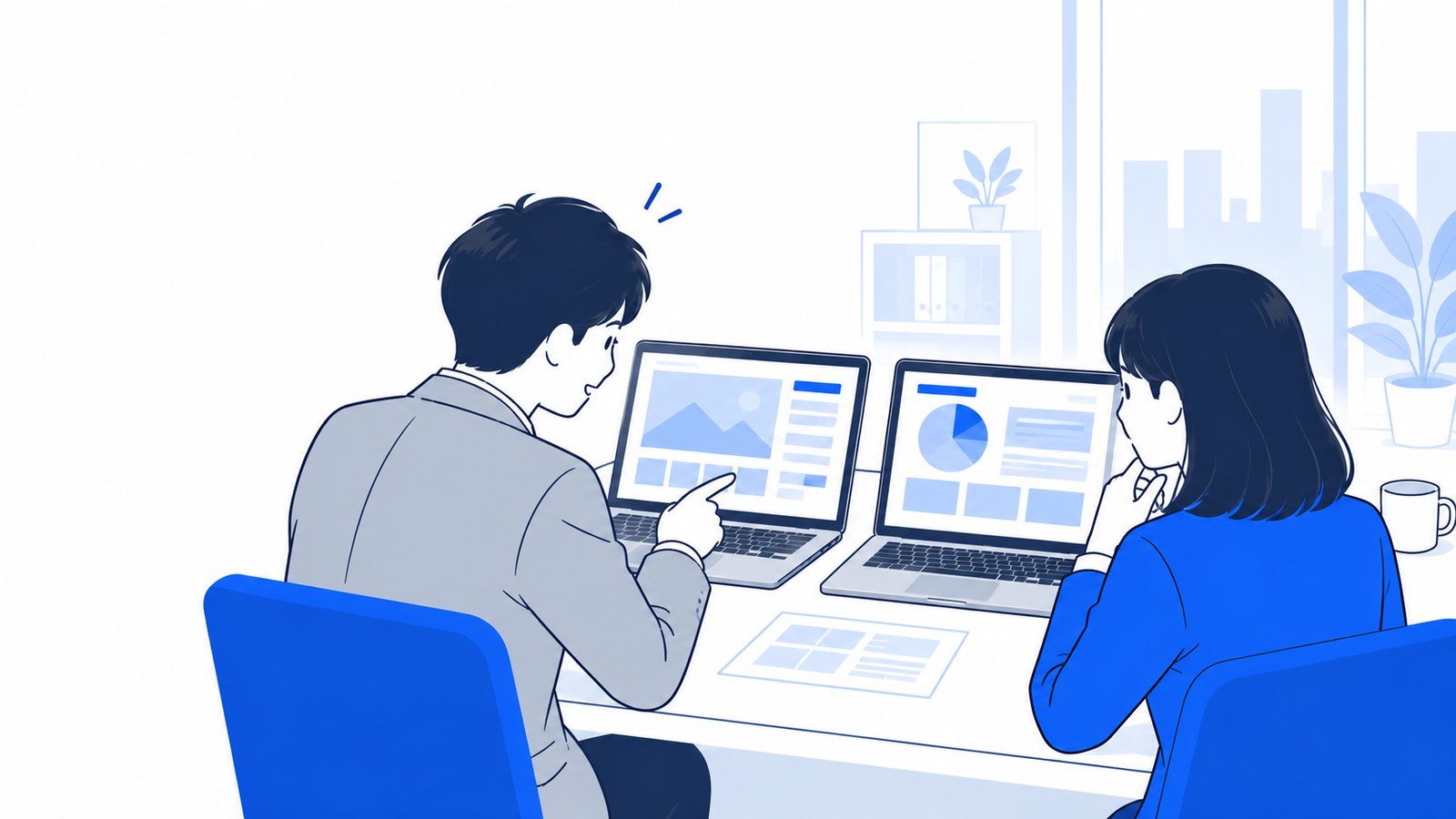 二つの画面の作業結果を見比べながら、どちらを使うか話し合う二人の会社員