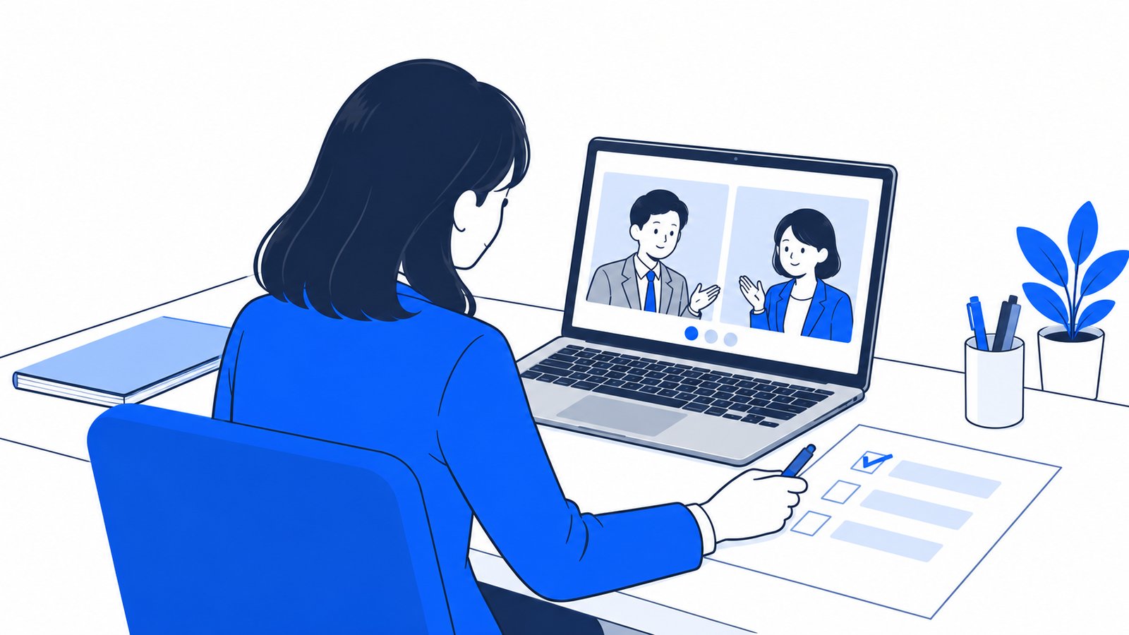 担当者がノートPCでオンライン会議をしながら、手元の質問メモに印をつけている
