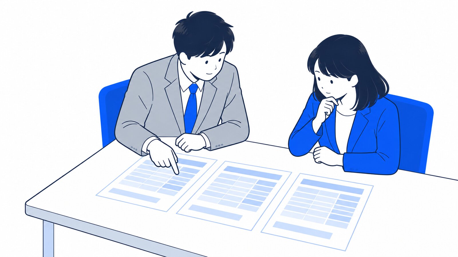 会議テーブルに3社の見積書を並べ、項目を指さしながら比べる経営者と担当者